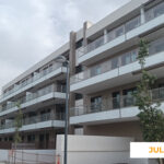 La imagen muestra el estado de Célere Opal en julio de 2026, con edificios residenciales prácticamente terminados, amplias terrazas con barandillas de vidrio, fachadas de diseño contemporáneo y zonas exteriores urbanizadas.