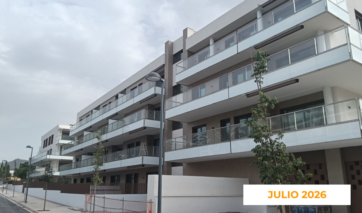 La imagen muestra el estado de Célere Opal en julio de 2026, con edificios residenciales prácticamente terminados, amplias terrazas con barandillas de vidrio, fachadas de diseño contemporáneo y zonas exteriores urbanizadas.