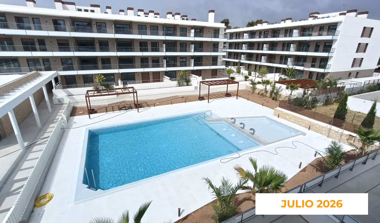 La imagen muestra las zonas comunes de Célere Opal en julio de 2026, con una piscina exterior, área de spa o piscina de hidroterapia, espacios ajardinados con vegetación mediterránea y edificios residenciales prácticamente terminados.