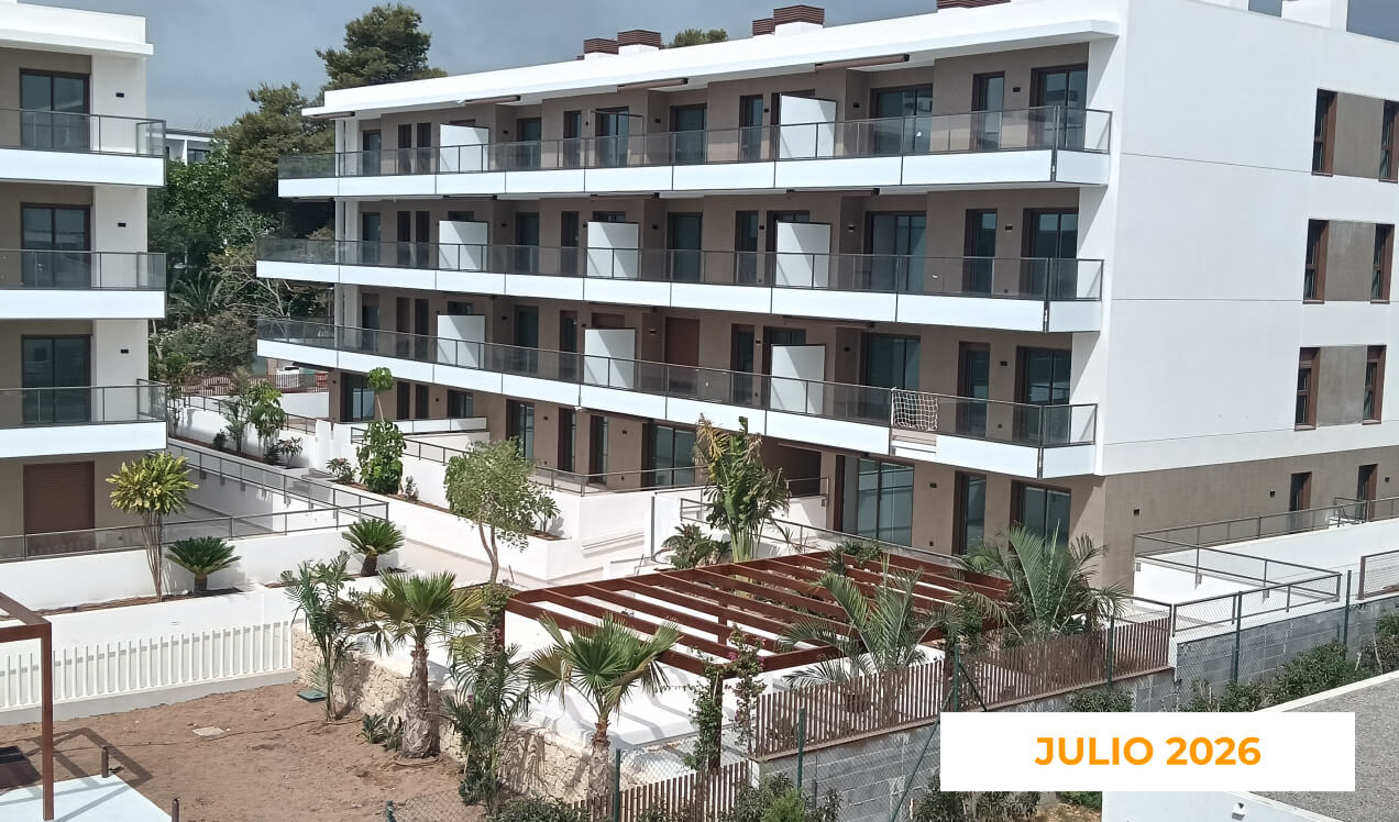 La imagen muestra el estado de Célere Opal en julio de 2026, con edificios residenciales prácticamente terminados, amplias terrazas con barandillas de vidrio, zonas ajardinadas y espacios comunes exteriores en fase avanzada.
