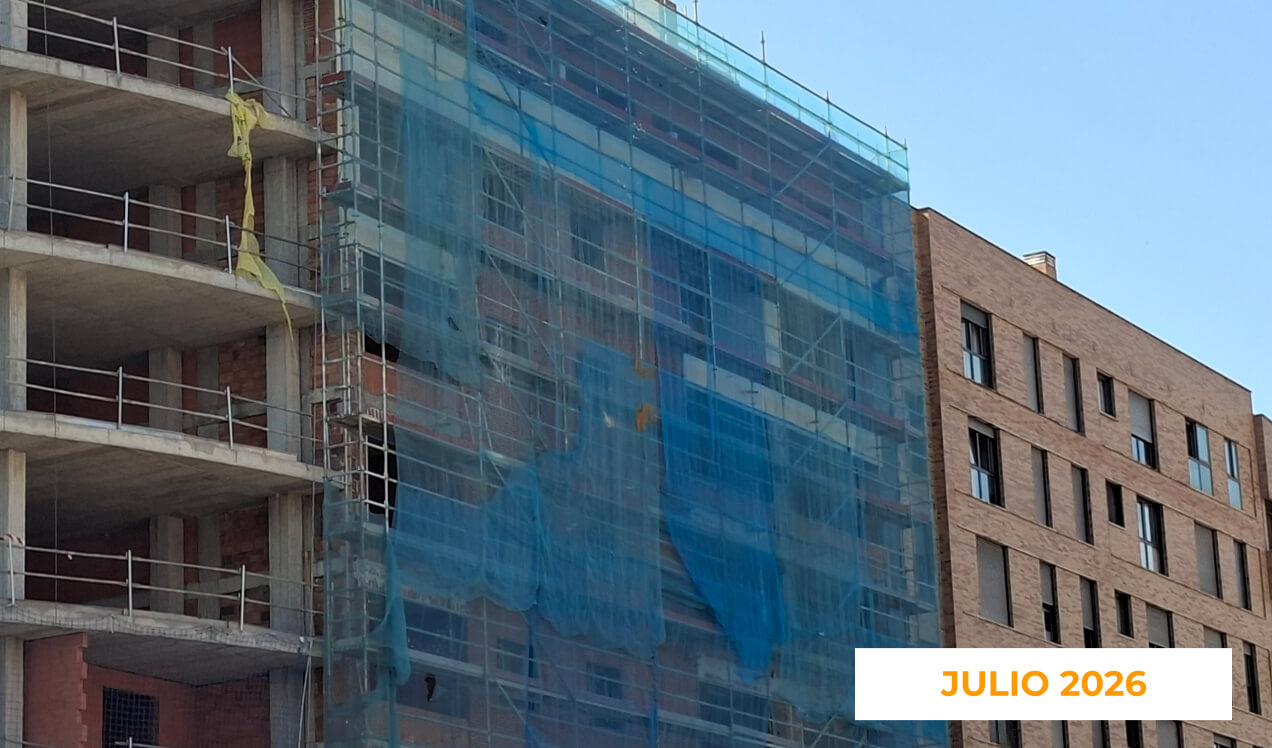 La imagen muestra el avance de las obras de Célere Parqueluz III en julio de 2026, con una fachada residencial en fase de ejecución, andamios cubiertos con malla de protección, estructura de hormigón visible y trabajos de cerramiento exterior en desarrollo.