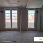 La imagen muestra el interior de una vivienda de Célere Parqueluz III en julio de 2026, con los trabajos de tabiquería, techos de pladur e instalaciones en fase avanzada.