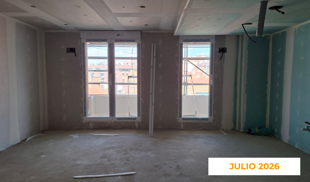 La imagen muestra el interior de una vivienda de Célere Parqueluz III en julio de 2026, con los trabajos de tabiquería, techos de pladur e instalaciones en fase avanzada.