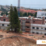 La imagen muestra el avance de las obras de Célere Sunrise en julio de 2026, con varios edificios residenciales en fase de construcción, andamios en las fachadas y vistas al mar en el entorno de la promoción.