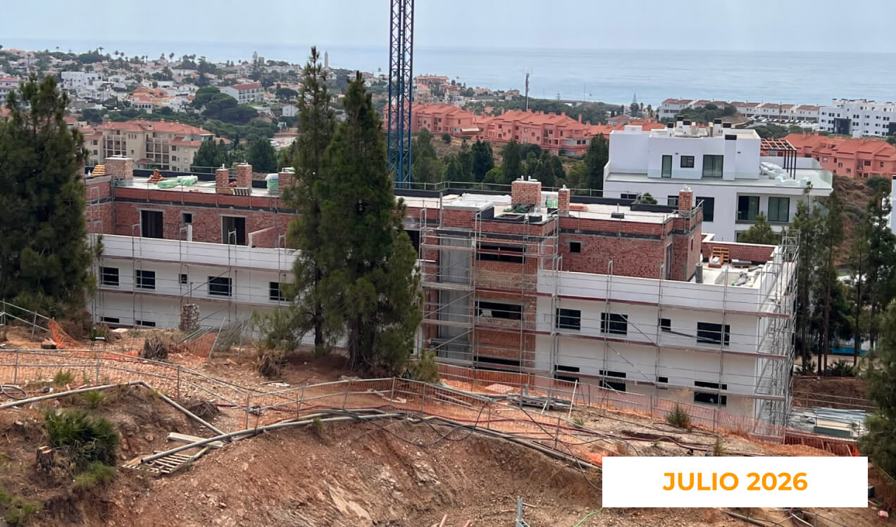 La imagen muestra el avance de las obras de Célere Sunrise en julio de 2026, con varios edificios residenciales en fase de construcción, andamios en las fachadas y vistas al mar en el entorno de la promoción.