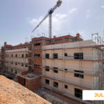 La imagen muestra el avance de las obras de Célere Sunrise en julio de 2026, con un edificio residencial en construcción, andamios instalados en la fachada, una grúa torre operativa y trabajos de cerramiento y acabados exteriores en distintas plantas.