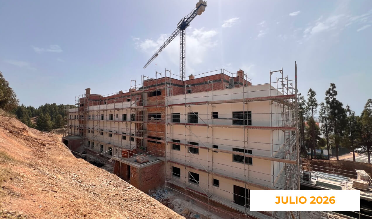 La imagen muestra el avance de las obras de Célere Sunrise en julio de 2026, con un edificio residencial en construcción, andamios instalados en la fachada, una grúa torre operativa y trabajos de cerramiento y acabados exteriores en distintas plantas.