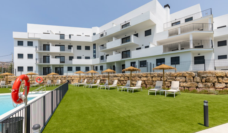 Esta imagen muestra las zonas comunes de la promoción inmobiliaria Célere Playa Rincón, un complejo residencial de obra nueva situado en Torre de Benagalbón (Málaga).
