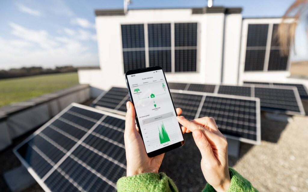 La imagen muestra el control y monitorización de un sistema de energía solar mediante una aplicación móvil. 