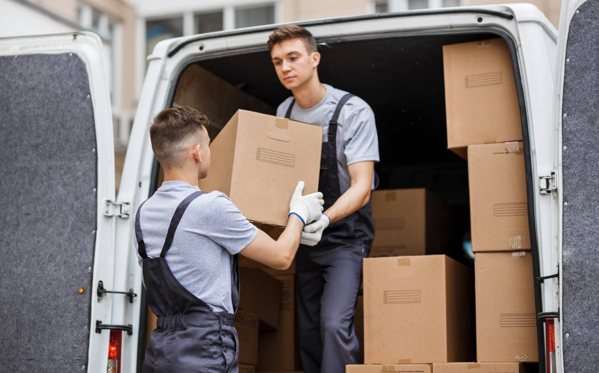 Profesionales cargando cajas de mudanza en una furgoneta
