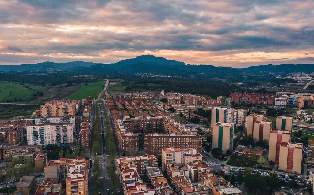 Vista aérea de Sabadell con edificios residenciales y entorno natural al fondo
