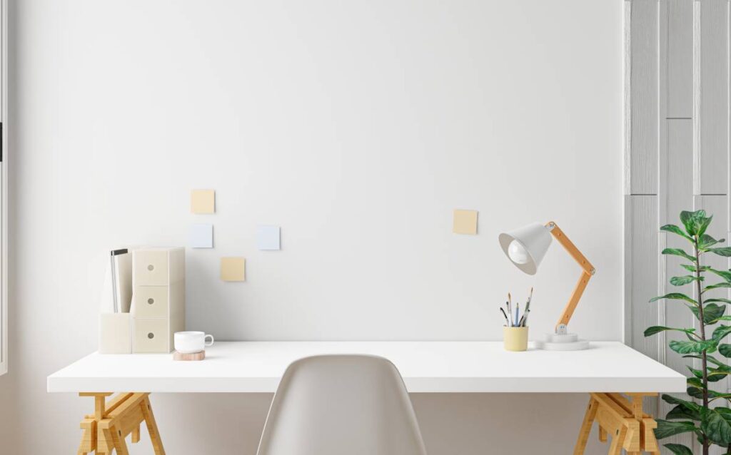Escritorio para oficina en casa con lámpara y espacio de organización