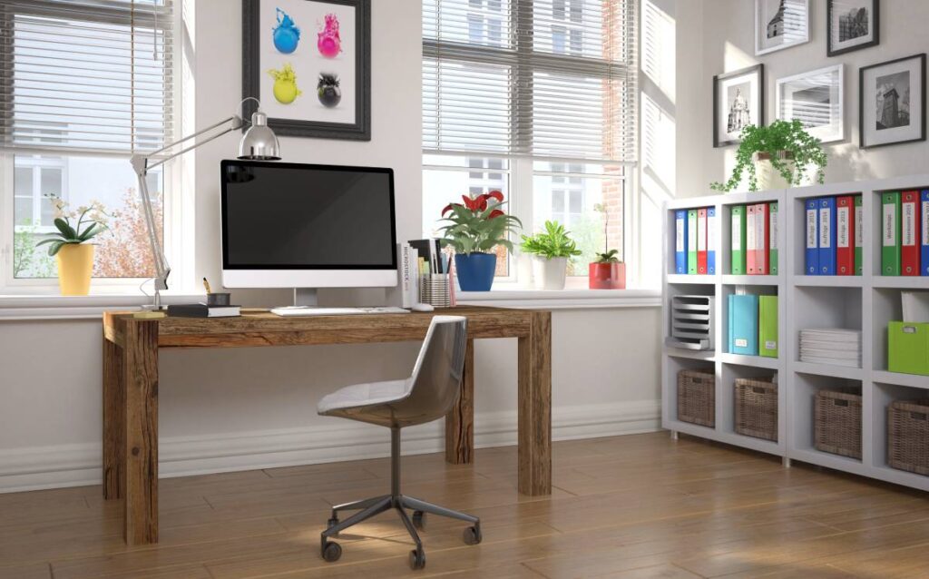 Oficina en casa con escritorio, ordenador y luz natural