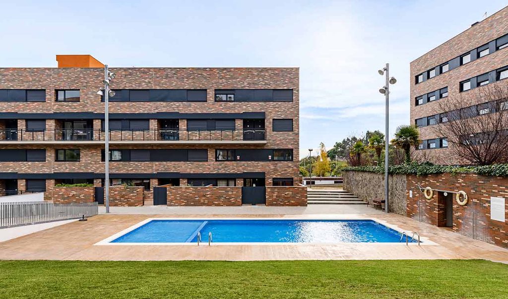Promoción residencial con piscina comunitaria y zonas exteriores