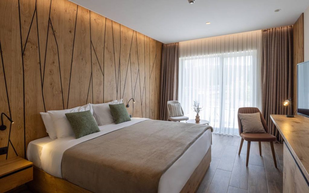 Dormitorio slow deco con madera, textiles neutros y luz natural