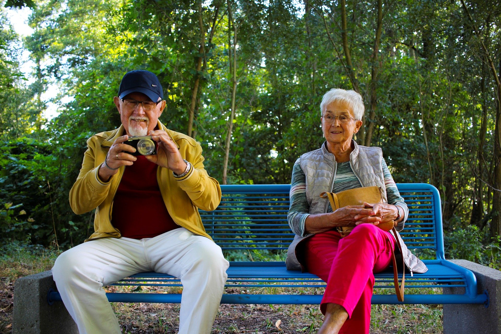 pareja de personas mayores en el banco de un parque