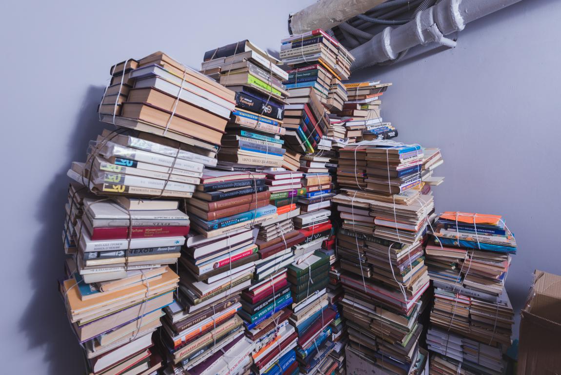 libros apìlados en una habitación poco organizada