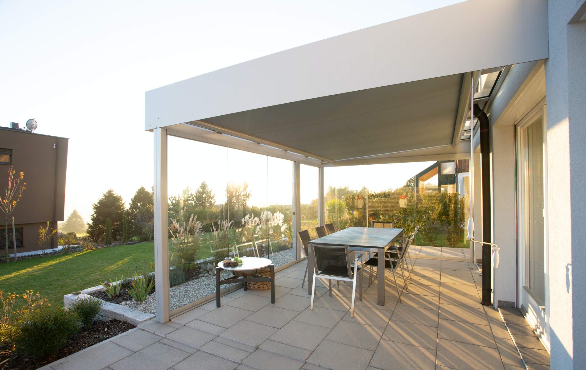 Terraza de casa con pérgola bioclimática instalada