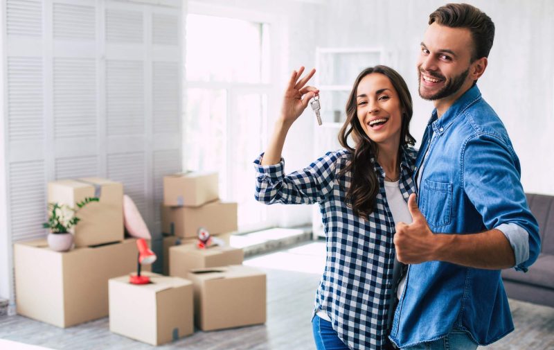 Pareja feliz con las llaves de su nueva casa