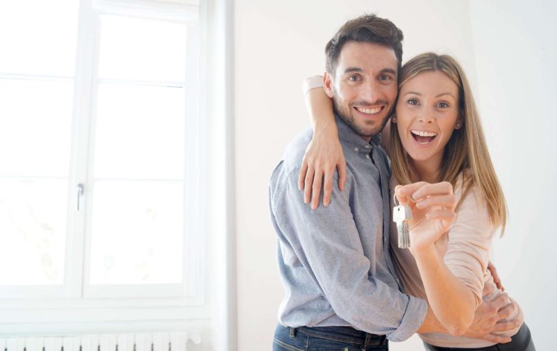 Pareja feliz tras comprar una casa