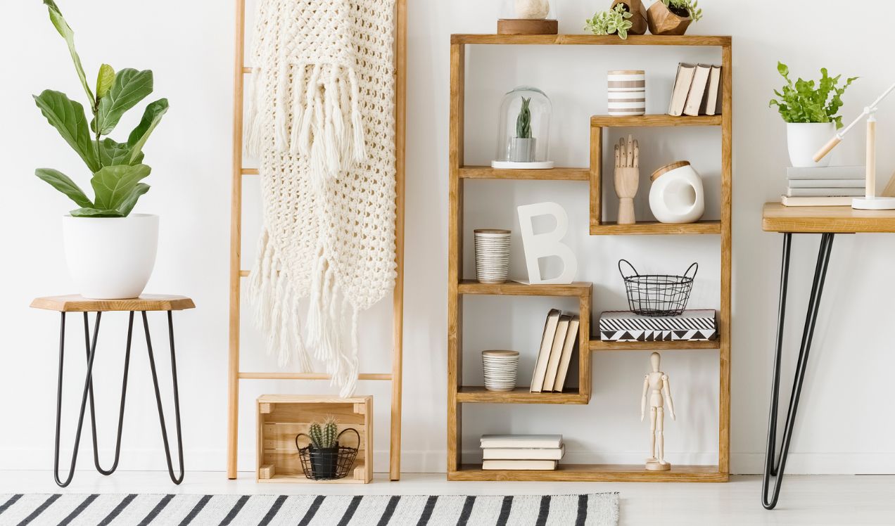 Estanterías de madera vacías en estantes de pared para libros