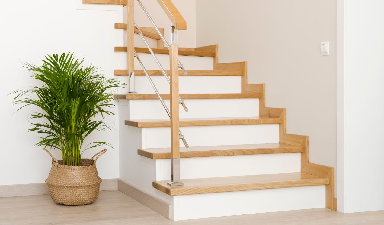escaleras decoradas con madera y blanco