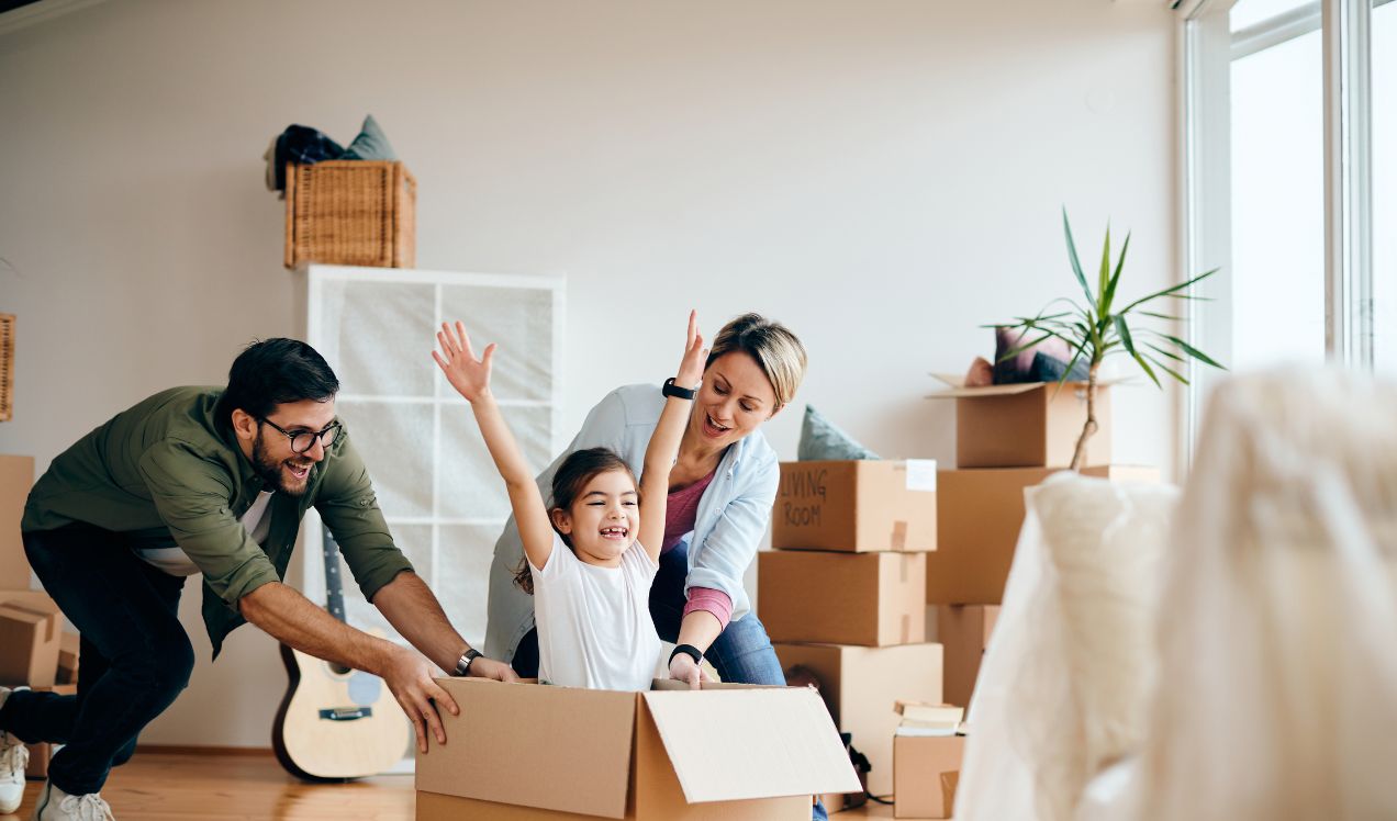 Familia abriendo las cajas de la mudanza en la casa nueva