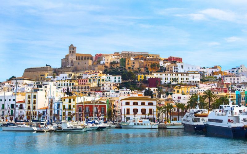 Muelle con barcos en Ibiza