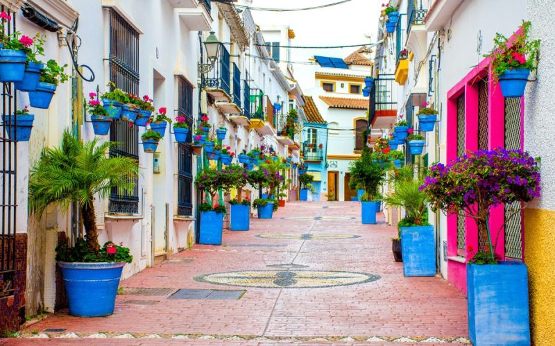 Calles coloridas de la ciudad de Estepona en Málaga