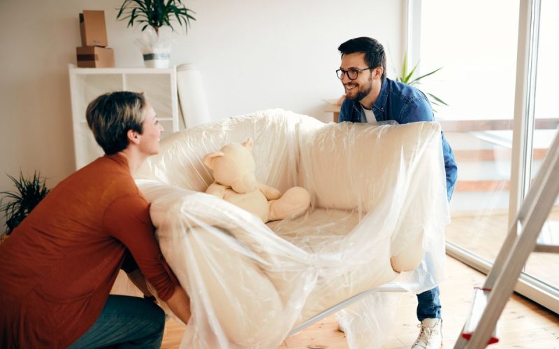 Pareja haciendo una mudanza y aprendiendo a como embalar muebles para mudanza