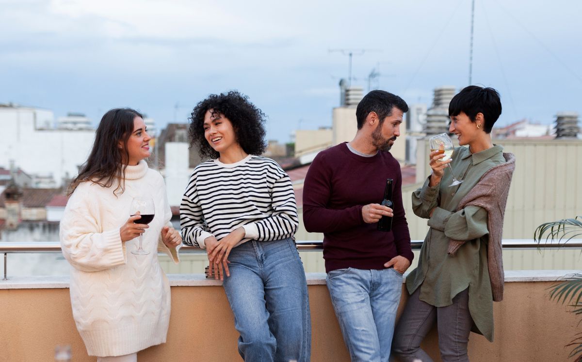 Amigos charlando en una terraza comunitaria de uso privativo