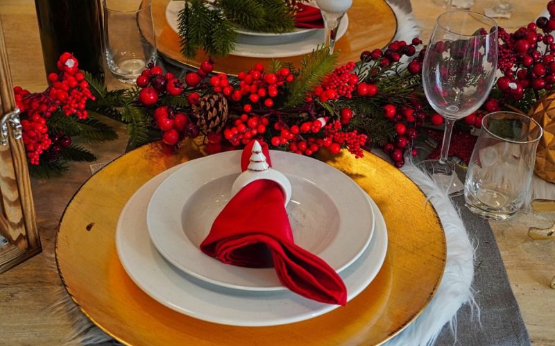 Mesa decorada con adornos de Navidad