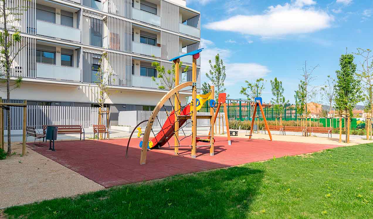 Pisos obra en Girona. Célere Domeny-parque infantil